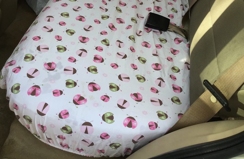 Use Fitted Sheets As Car Seat Covers @anniecurimu915 / Pinterest.com